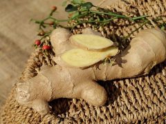 Ginger has excellent anti-inflammatory properties and provides pain and bloating relief, as well as improves intestinal muscle tone.