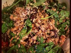 A filling salad with black beans, quinoa and spinach leaves